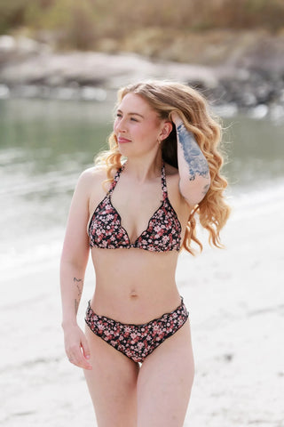 Careless Ruffles bikinitruse -  Svart - Flower boom