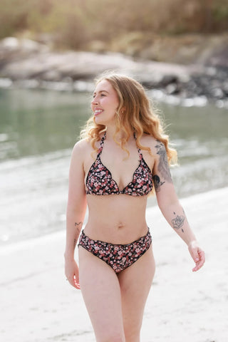 Careless Ruffles bikinitruse -  Svart - Flower boom