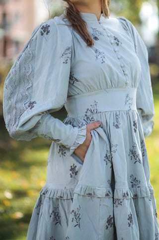 Careless Louise kjole - Lys grå med blomster
