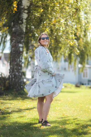 Careless Louise kjole - Lys grå med blomster