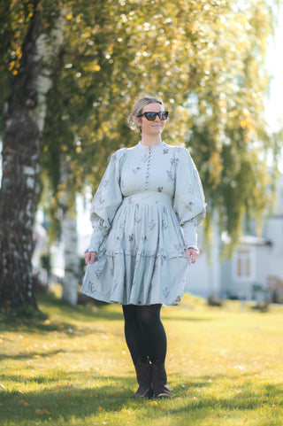 Careless Louise kjole - Lys grå med blomster
