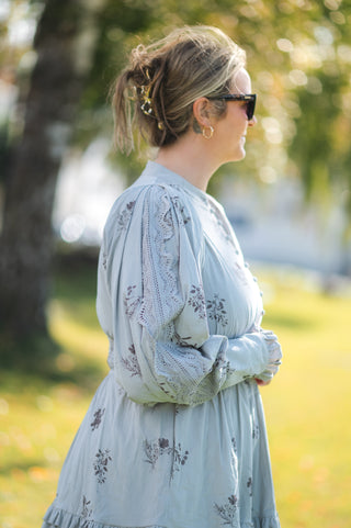Careless Louise kjole - Lys grå med blomster