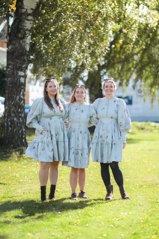 Careless Louise kjole - Lys grå med blomster