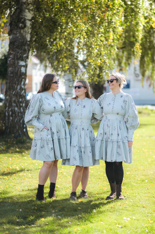 Careless Louise kjole - Lys grå med blomster