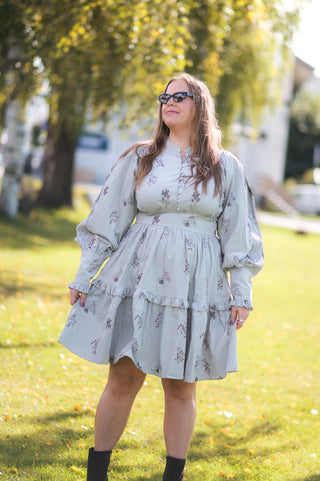 Careless Louise kjole - Lys grå med blomster