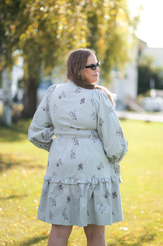 Careless Louise kjole - Lys grå med blomster