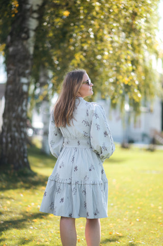 Careless Louise kjole - Lys grå med blomster